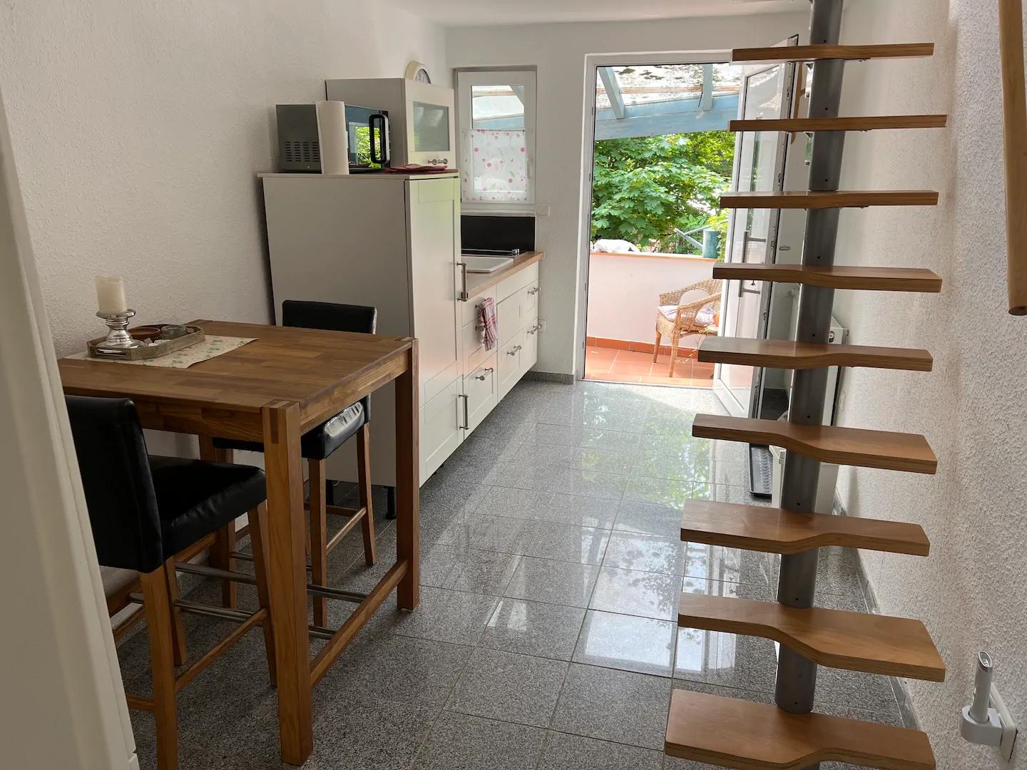 Wohnung Nr. 2 Küche und Treppe